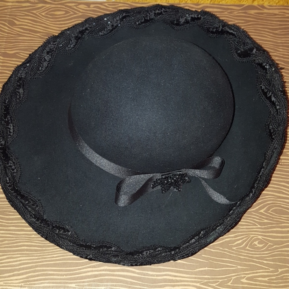 ROSALYN CARROLL DESIGNED 💯WOOL LACE HAT